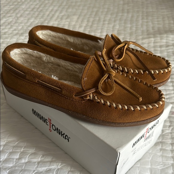 Minnetonka Brown Suede Loafers with Fleece Lining - Picture 1 of 4